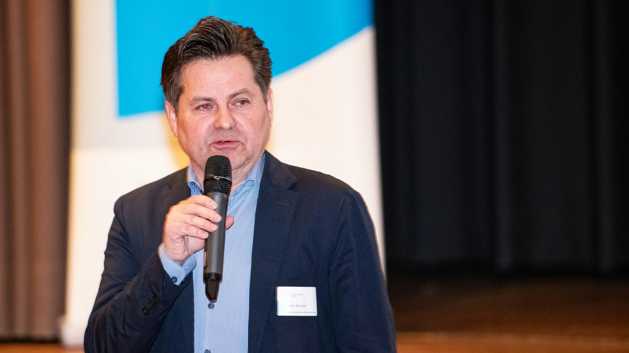 Ulrich Stücker hält eine Rede.