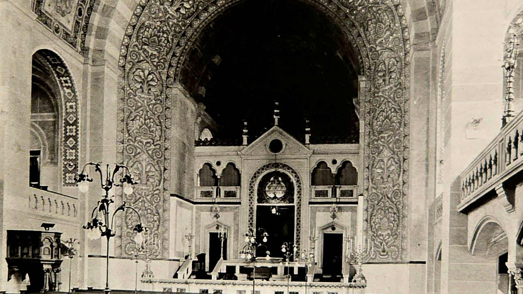 Innenansicht des Gebetssaals der Synagoge Roonstraße 1920.