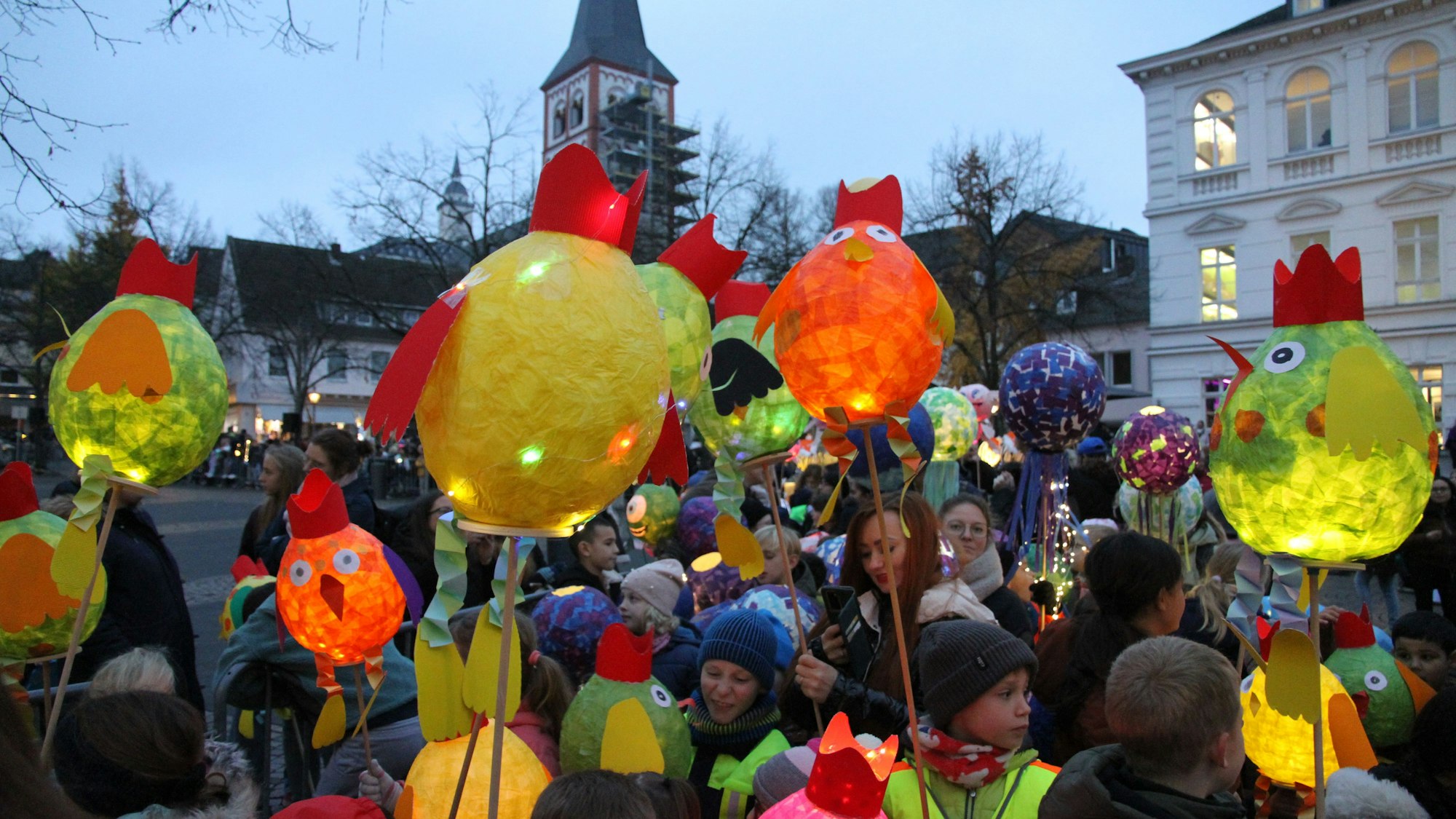 Kinder mit selbstgebastelten Martinslaternen in Form von Hühnern