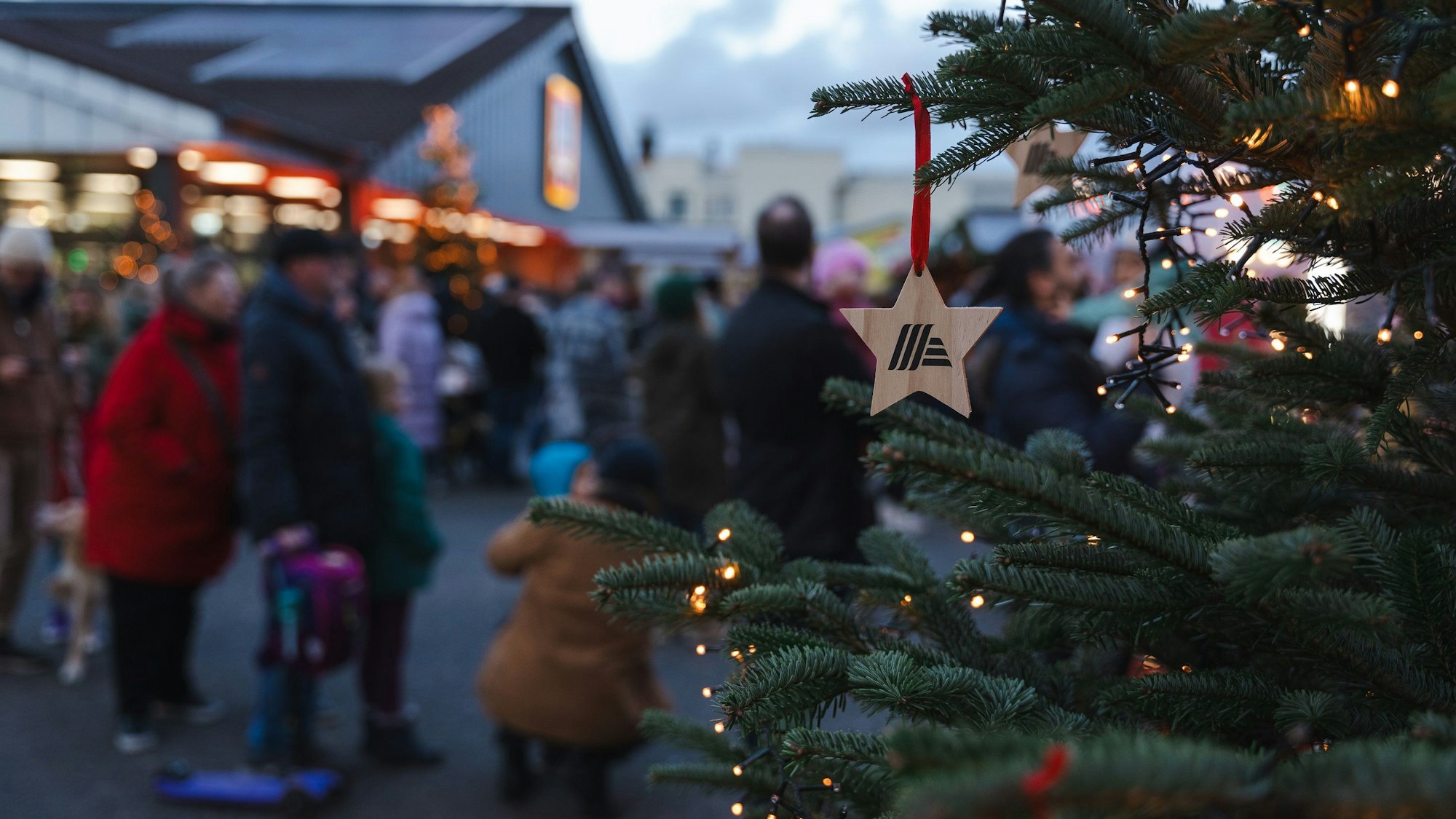 Der „Günstigste Weihnachtsmarkt“ Auf dem Parkplatz von Aldi Süd im Stadtteil Ehrenfeld in Köln.
