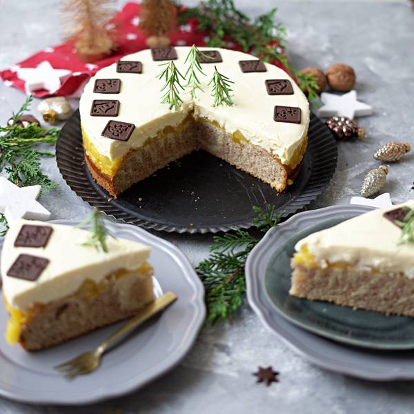 Die Torte ist mit Schokotäfelchen und Rosmarinzweige dekoriert.