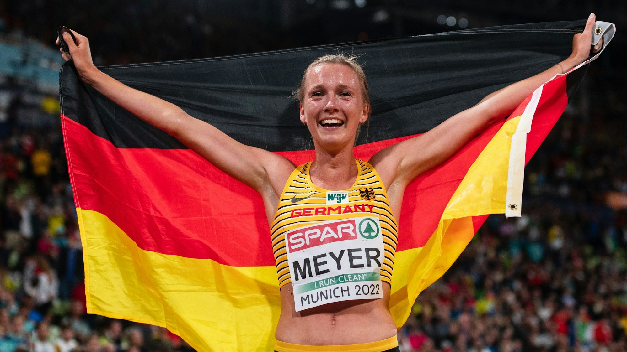 dpatopbilder - 20.08.2022, Bayern, München: Leichtathletik: Europameisterschaft, Olympiastadion, 300m Hindernis, Frauen, Finale. Die Zweitplatzierte Lea Meyer (Deutschland) jubelt im Ziel. Foto: Marius Becker/dpa +++ dpa-Bildfunk +++