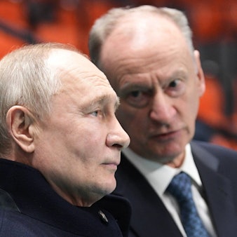 Kremlchef Wladimir Putin (l.) im Gespräch mit seinem engen Vertrauten und ehemaligen Chef des russischen Sicherheitsrates Nikolai Patruschew. (Archivbild)