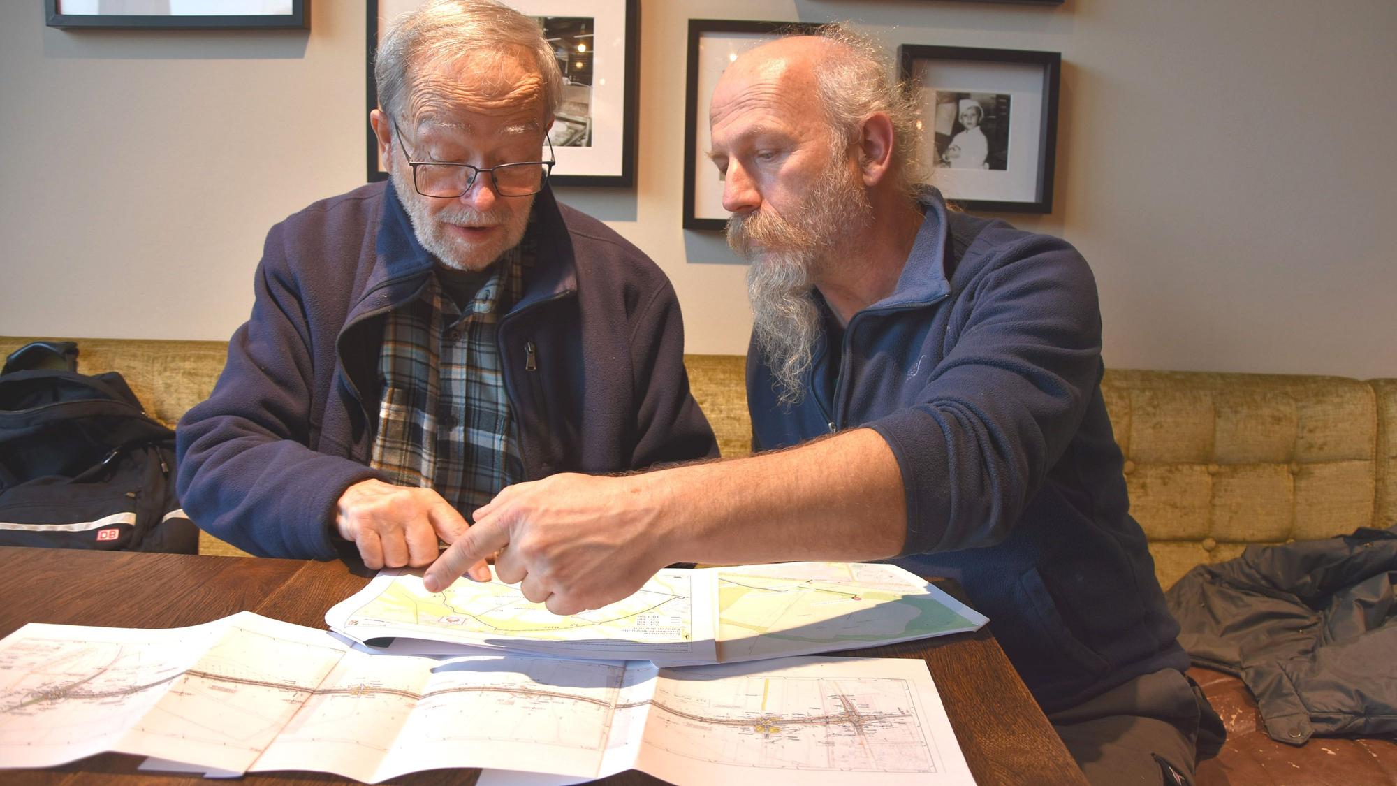 Anhand von Lageplänen zeigen Wolfram Werner Franke (l.) und Peter Hirseler die mögliche Nutzung der K22n durch die Feuerwehr auf.