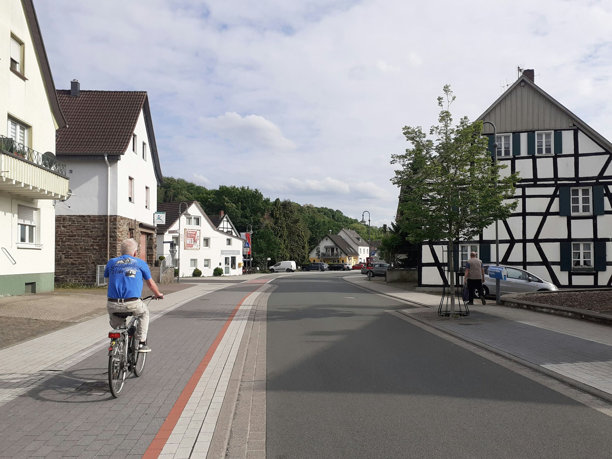 Eine Straße mit breitem Radweg und Fahrbahnverengungen