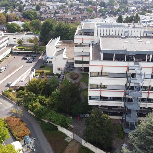 Die Luftaufnahme zeigt das ehemalige Kreishaus mit Nebengebäude.