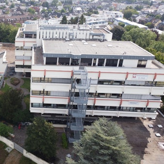 Die Luftaufnahme zeigt das ehemalige Kreishaus mit Nebengebäude.