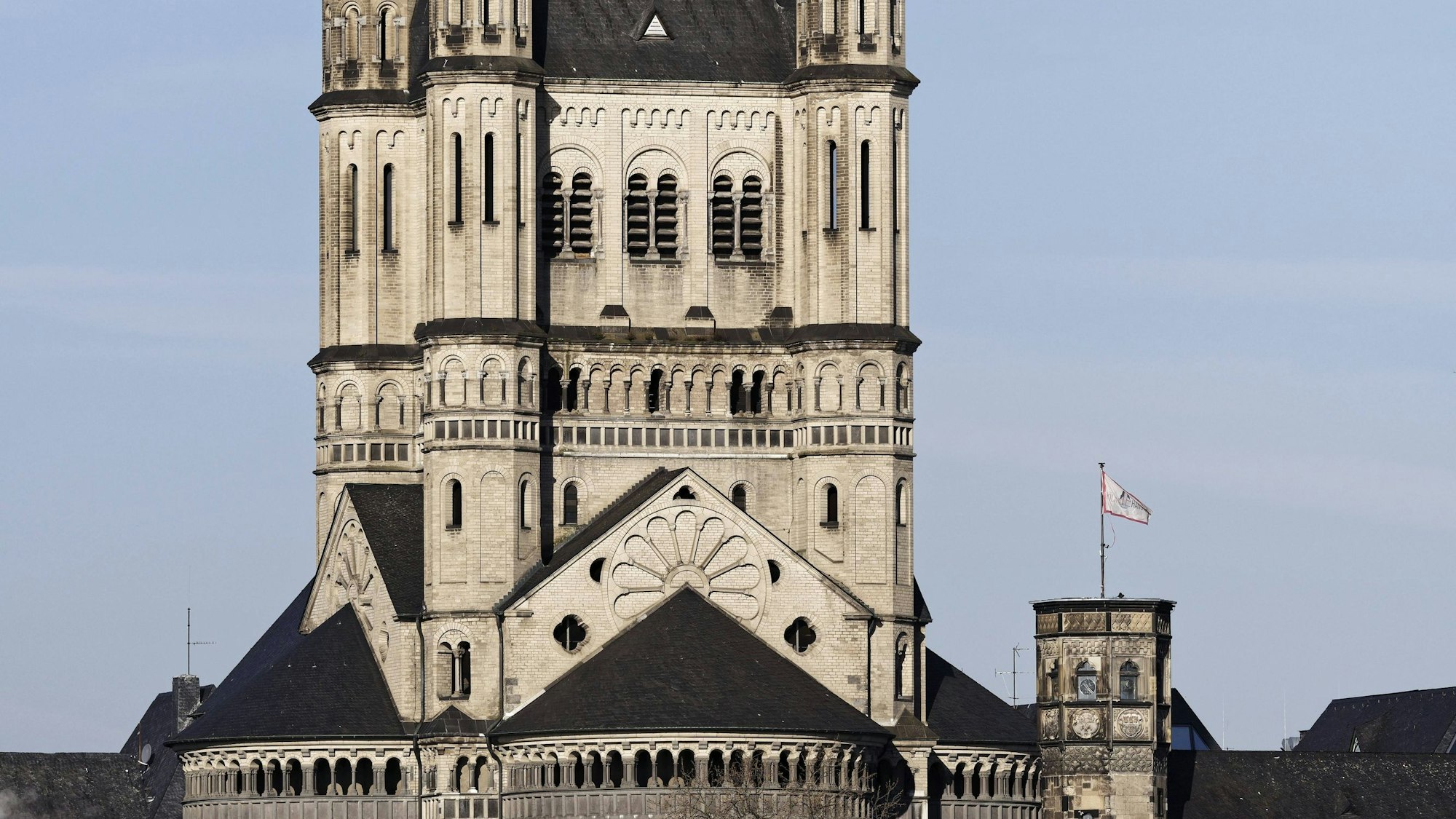 Fassade und Dach der Kirche weisen Schäden auf. Welchen Umfang sie haben, ist aktuell noch unklar