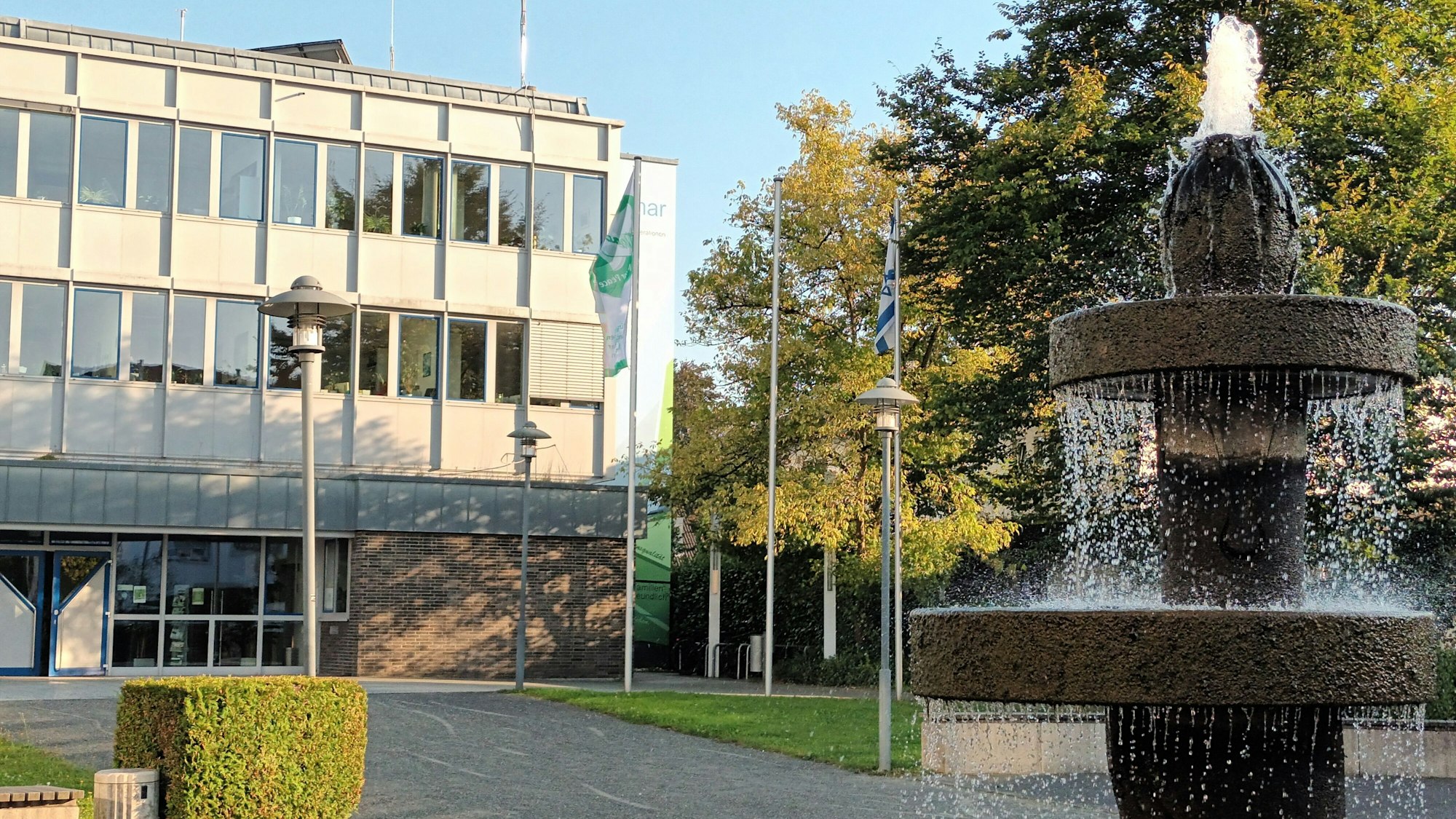 Vor einem Gebäude sprudelt ein Brunnen