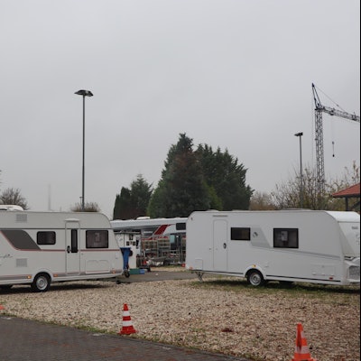 Zu sehen sind einige Wohnmobile.