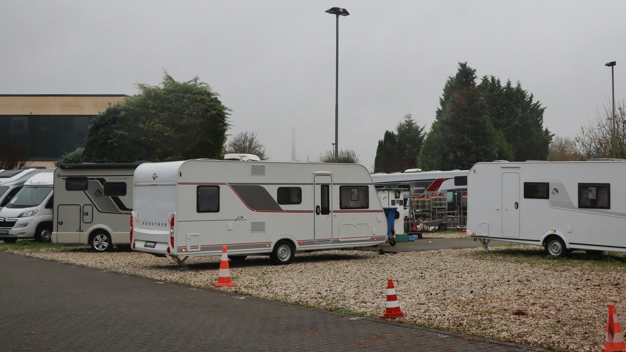 Zu sehen sind einige Wohnmobile.