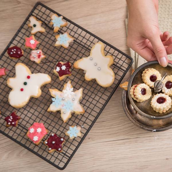 ILLUSTRATION - Sie vertragen kein Gluten? Auch dann muss man nicht auf Plätzchen in der (Vor-)Weihnachtszeit verzichten. Es gibt glutenfreies Mehl speziell für Gebäck. (zu dpa: «So schmeckt der Advent: 5 Tipps zum Plätzchen backen») Foto: Christin Klose/dpa-tmn - Honorarfrei nur für Bezieher des dpa-Themendienstes +++ dpa-Themendienst +++
