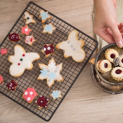 ILLUSTRATION - Sie vertragen kein Gluten? Auch dann muss man nicht auf Plätzchen in der (Vor-)Weihnachtszeit verzichten. Es gibt glutenfreies Mehl speziell für Gebäck. (zu dpa: «So schmeckt der Advent: 5 Tipps zum Plätzchen backen») Foto: Christin Klose/dpa-tmn - Honorarfrei nur für Bezieher des dpa-Themendienstes +++ dpa-Themendienst +++