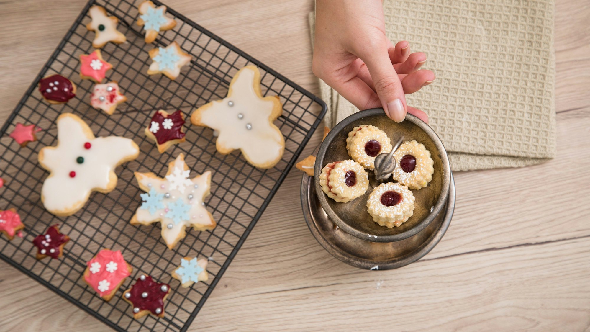 ILLUSTRATION - Sie vertragen kein Gluten? Auch dann muss man nicht auf Plätzchen in der (Vor-)Weihnachtszeit verzichten. Es gibt glutenfreies Mehl speziell für Gebäck. (zu dpa: «So schmeckt der Advent: 5 Tipps zum Plätzchen backen») Foto: Christin Klose/dpa-tmn - Honorarfrei nur für Bezieher des dpa-Themendienstes +++ dpa-Themendienst +++