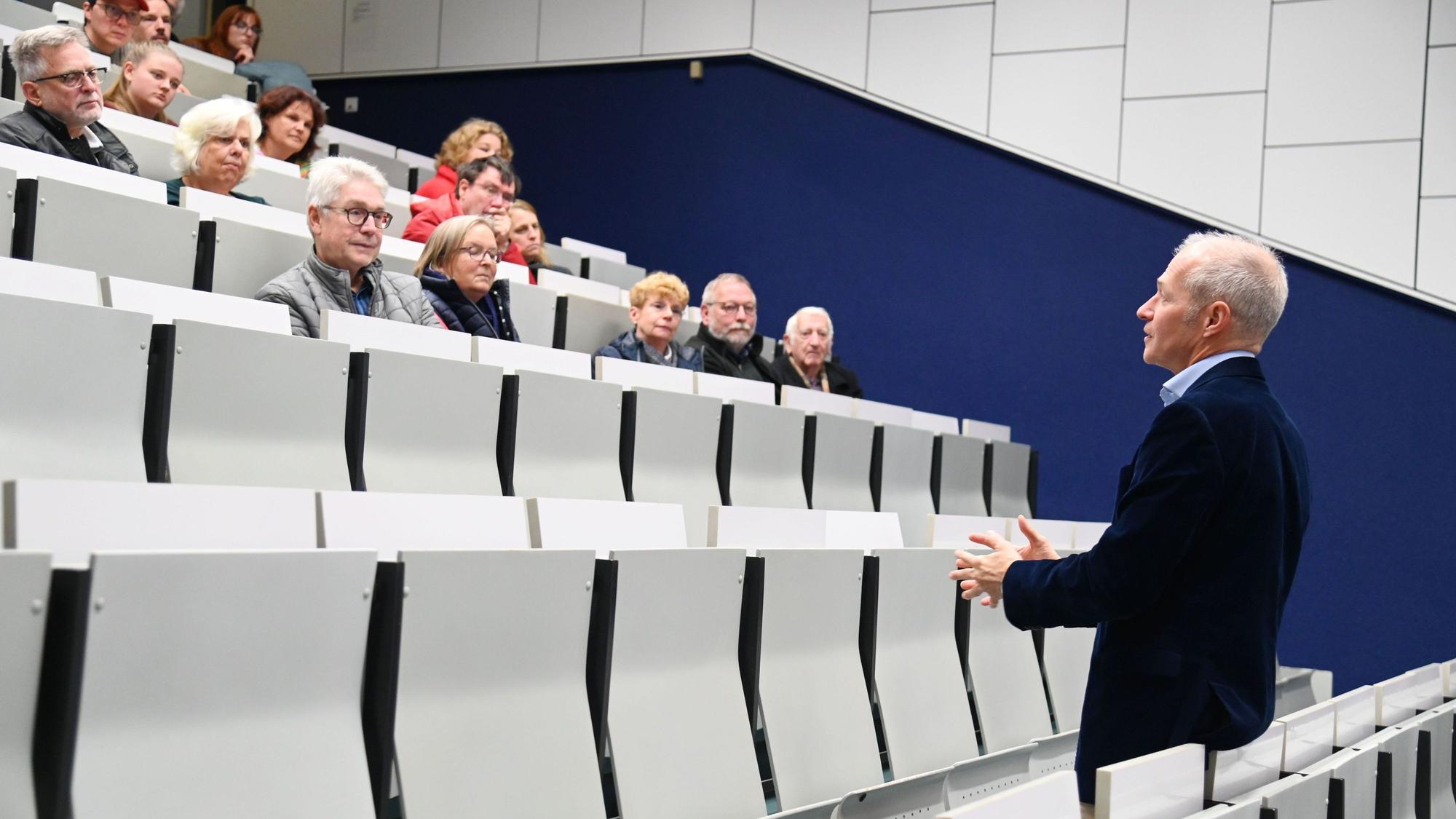 Das Institut ist für Lehre, Forschung und forensische Dienstleistungen zuständig. Die Leitung hat Markus Rothschild inne.