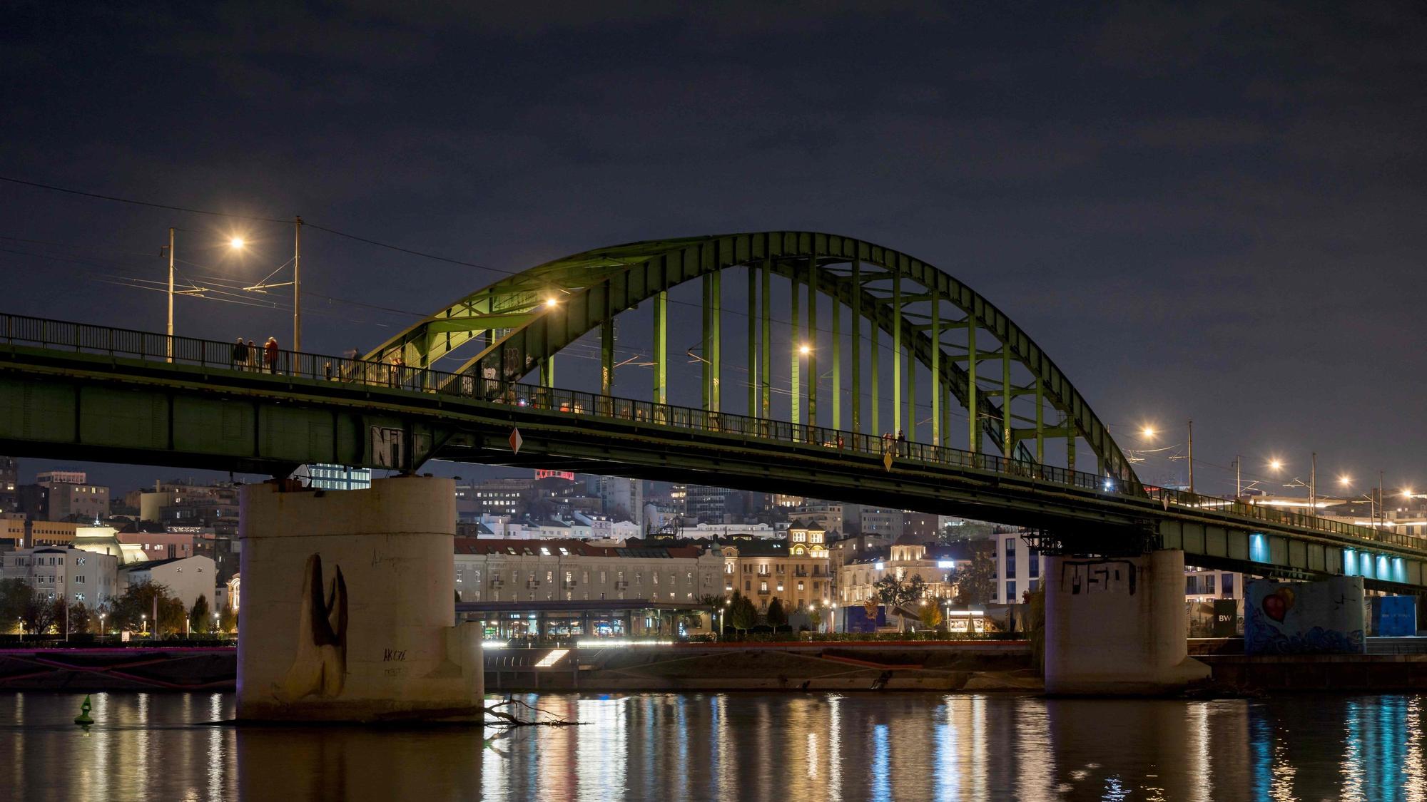 This photograph shows the Old Sava Bridge in Belgrade on October 31, 2024, after few hundred of citizens gathered during a protest organised by the "Bridge Stays!" movement against the removal of the bridge over the Sava river. The eight-decade-old Sava Bridge in Belgrade will be closed to traffic on November 2, 2024 in preparation for its removal, the Belgrade City Traffic Secretariat announced, despite opposition from some residents of Serbia's capital, who cite both emotional attachment and traffic concerns. Built in 1942 by German occupiers during WWII, it was one of four bridges over the Sava River used for vehicles in the busy central city area, often plagued by traffic jams. (Photo by Andrej ISAKOVIC / AFP)