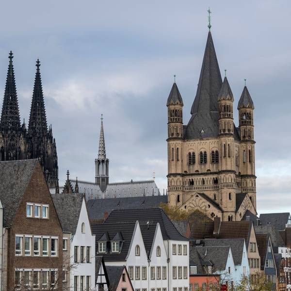 Der Kirchturm von Groß St. Martin gilt als Wahrzeichen der Kölner Altstadt.