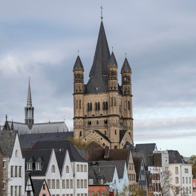 Der Kirchturm von Groß St. Martin gilt als Wahrzeichen der Kölner Altstadt.