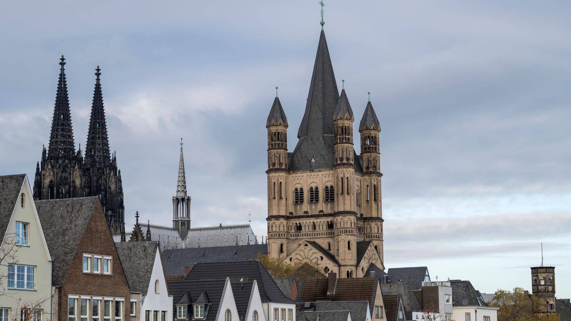 Der Kirchturm von Groß St. Martin gilt als Wahrzeichen der Kölner Altstadt.