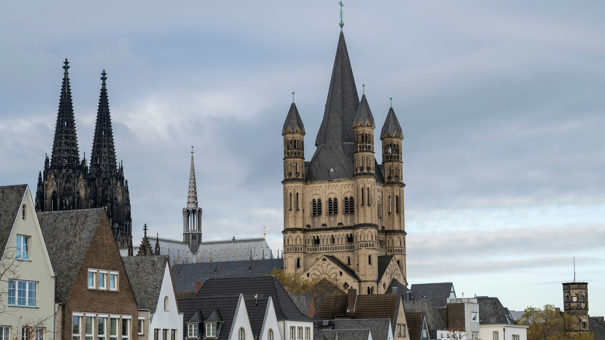 Der Kirchturm von Groß St. Martin gilt als Wahrzeichen der Kölner Altstadt.