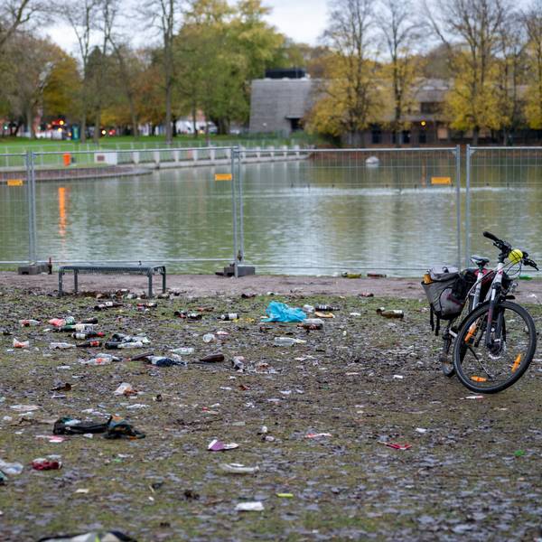 Der vermüllte Aachener Weiher nach dem 11.11.