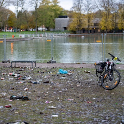 Der vermüllte Aachener Weiher nach dem 11.11.