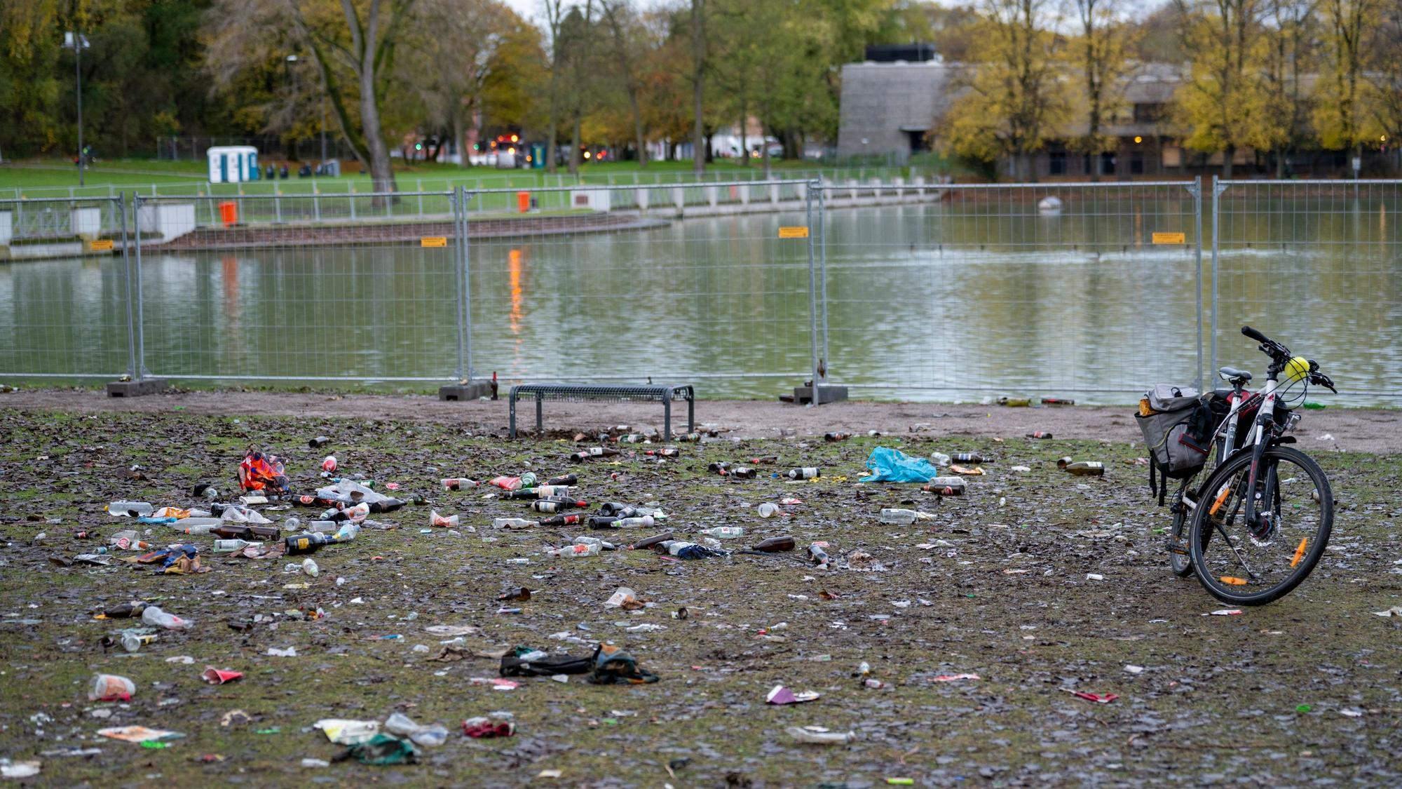 Der vermüllte Aachener Weiher nach dem 11.11.
