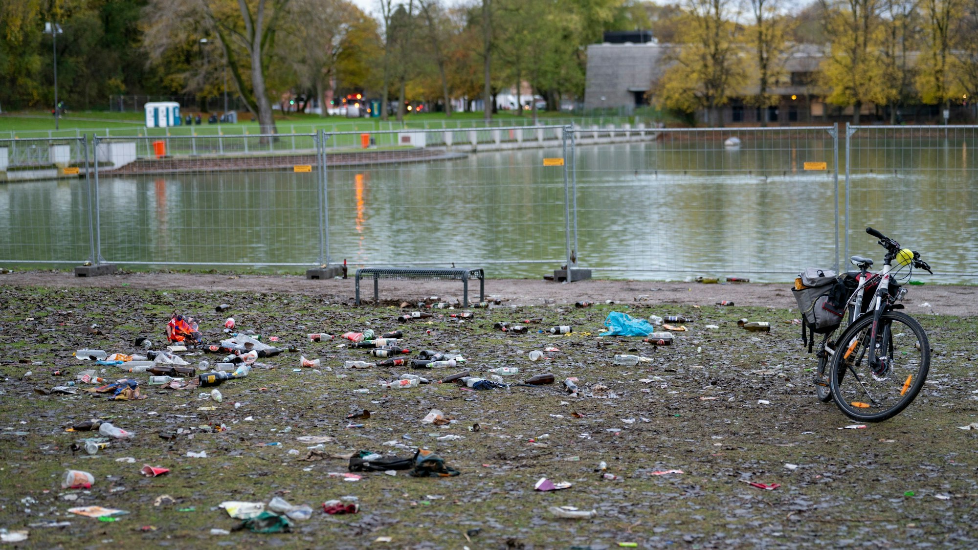Der vermüllte Aachener Weiher nach dem 11.11.