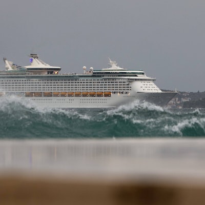 Das Kreuzfahrtschiff „Explorer of the Seas“ wird von hohen Wellen getroffen.