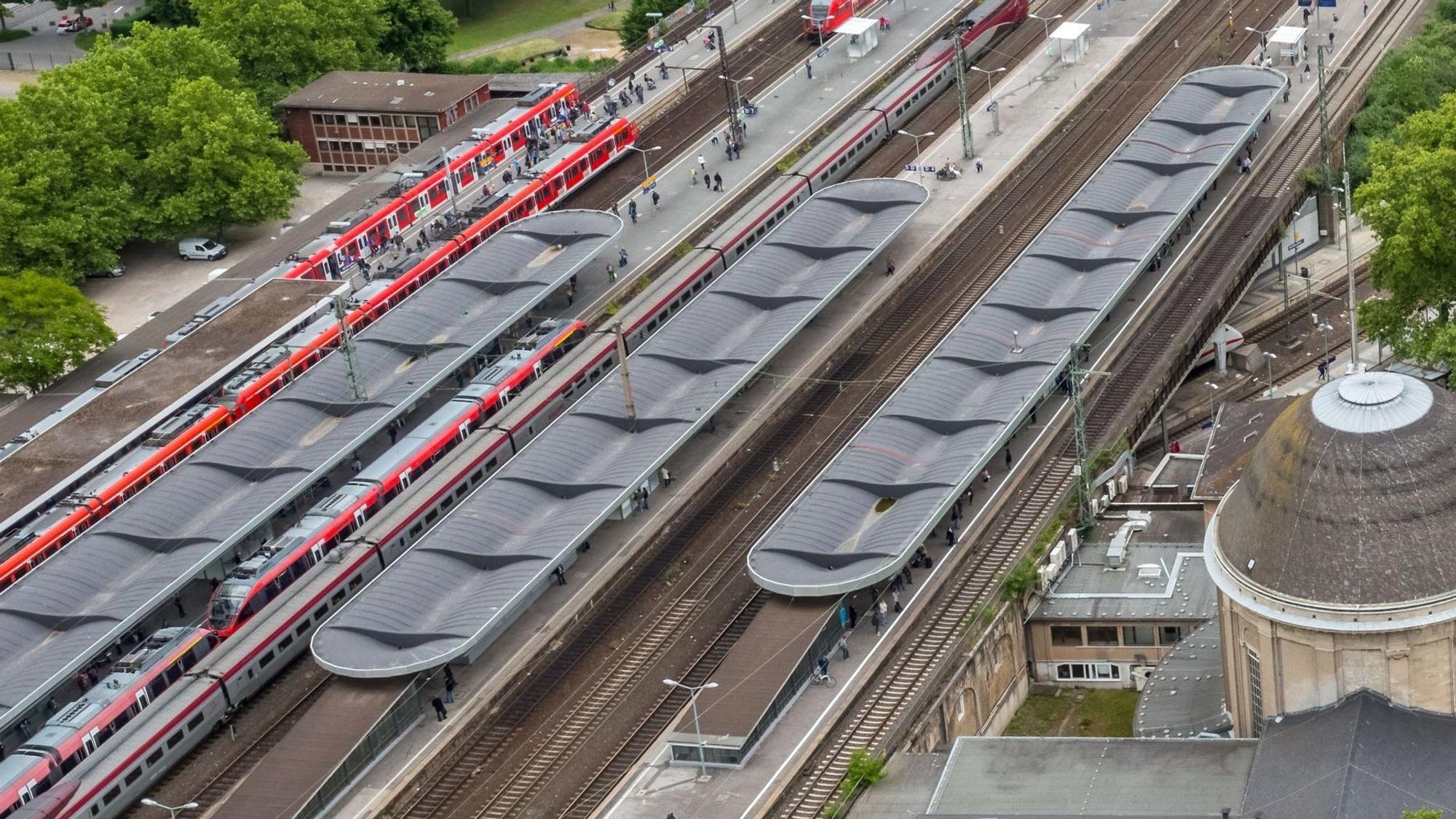 (HDR) COLOGNE, GERMANY - MAY 29: Der Bahnhof Deutz/Messe mit dem Ottoplatz sowie der Koelnarena (Lanxess Arena) im Hintergrund aufgenommen am Freitag (29.05.2015) in Koeln vom LVR Turm (Kölntriangle / Koelntriangle) aus. Rechts verlaeuft die L111 Mindener Straße, links sind Messehallen der koelnmesse sowie der Barmer Platz zu sehen. (Photo by Matthias Heinekamp) K e y s: Luftbild, Uebersicht, Bahnhof, Platz, Bahngleise, Infrastruktur, Strasse *this picture has been digital altered*
