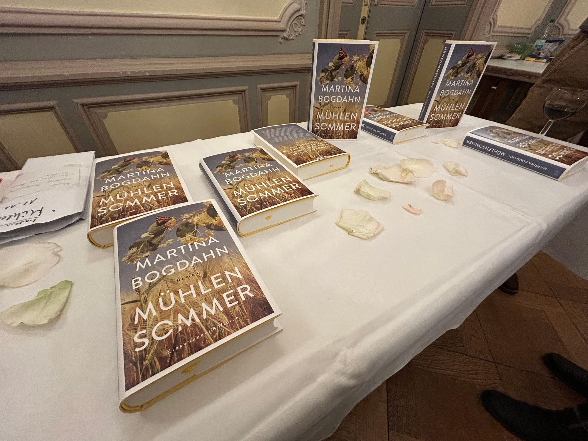 Das Buch „Mühlensommer“ gab es auch im Schloss zu kaufen.