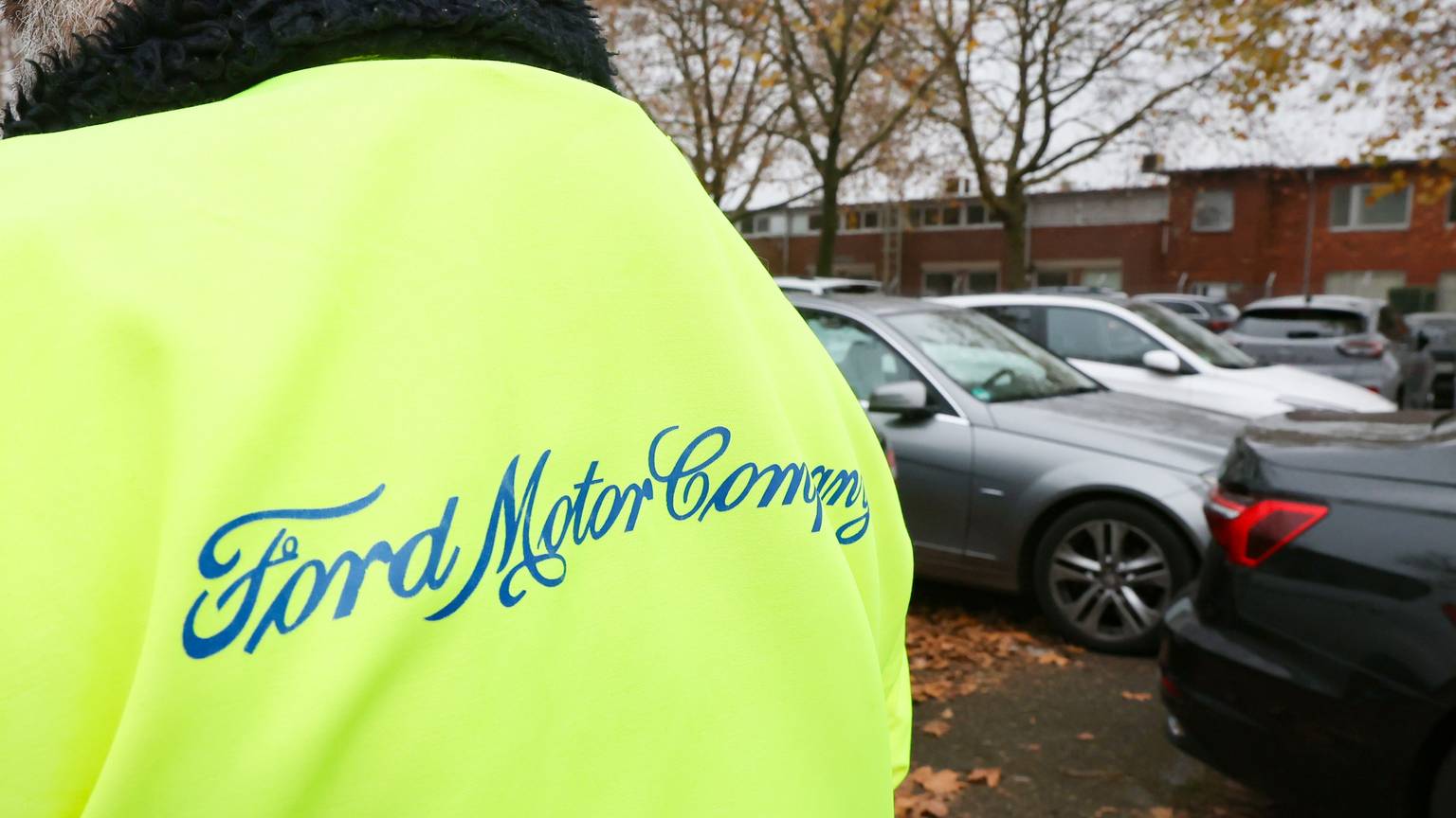 Ein Mitarbeiter trägt eine Ford-Jacke mit Emblem.