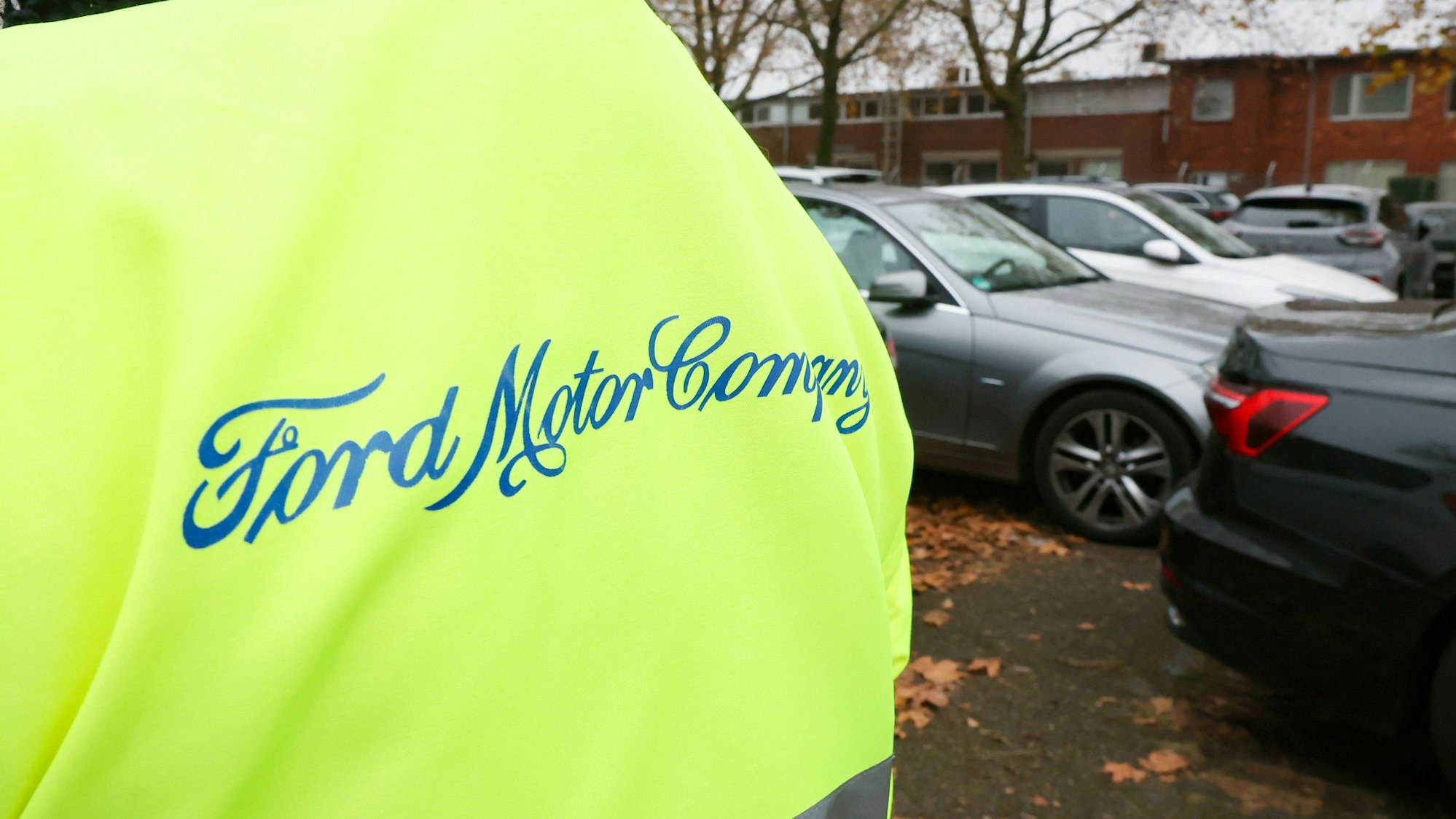 Ein Mitarbeiter trägt eine Ford-Jacke mit Emblem.