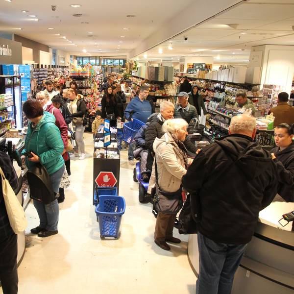 Kunden in einem Non-Food-Discounter
