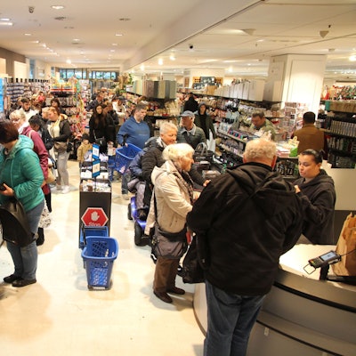 Kunden in einem Non-Food-Discounter