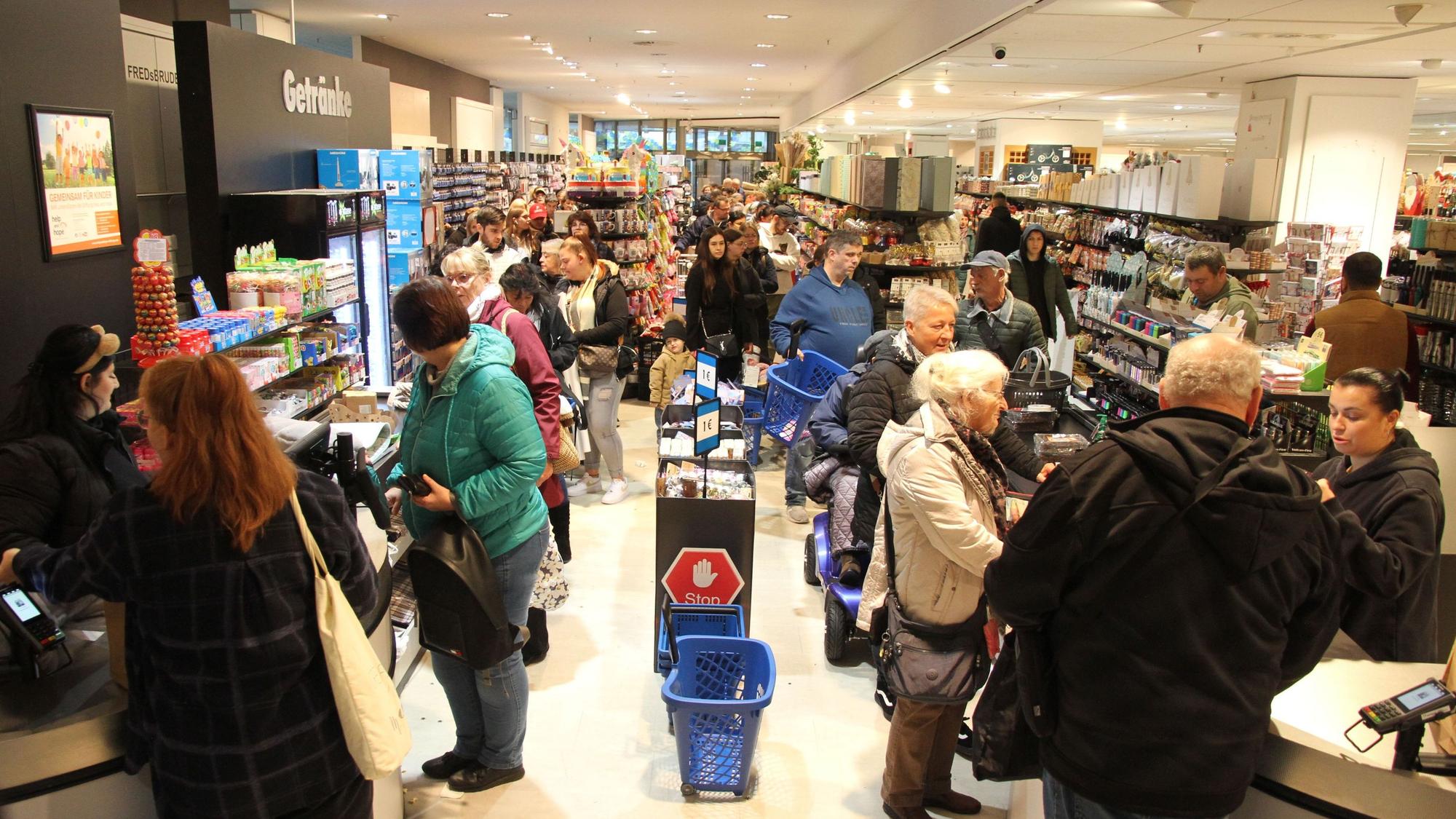Kunden in einem Non-Food-Discounter