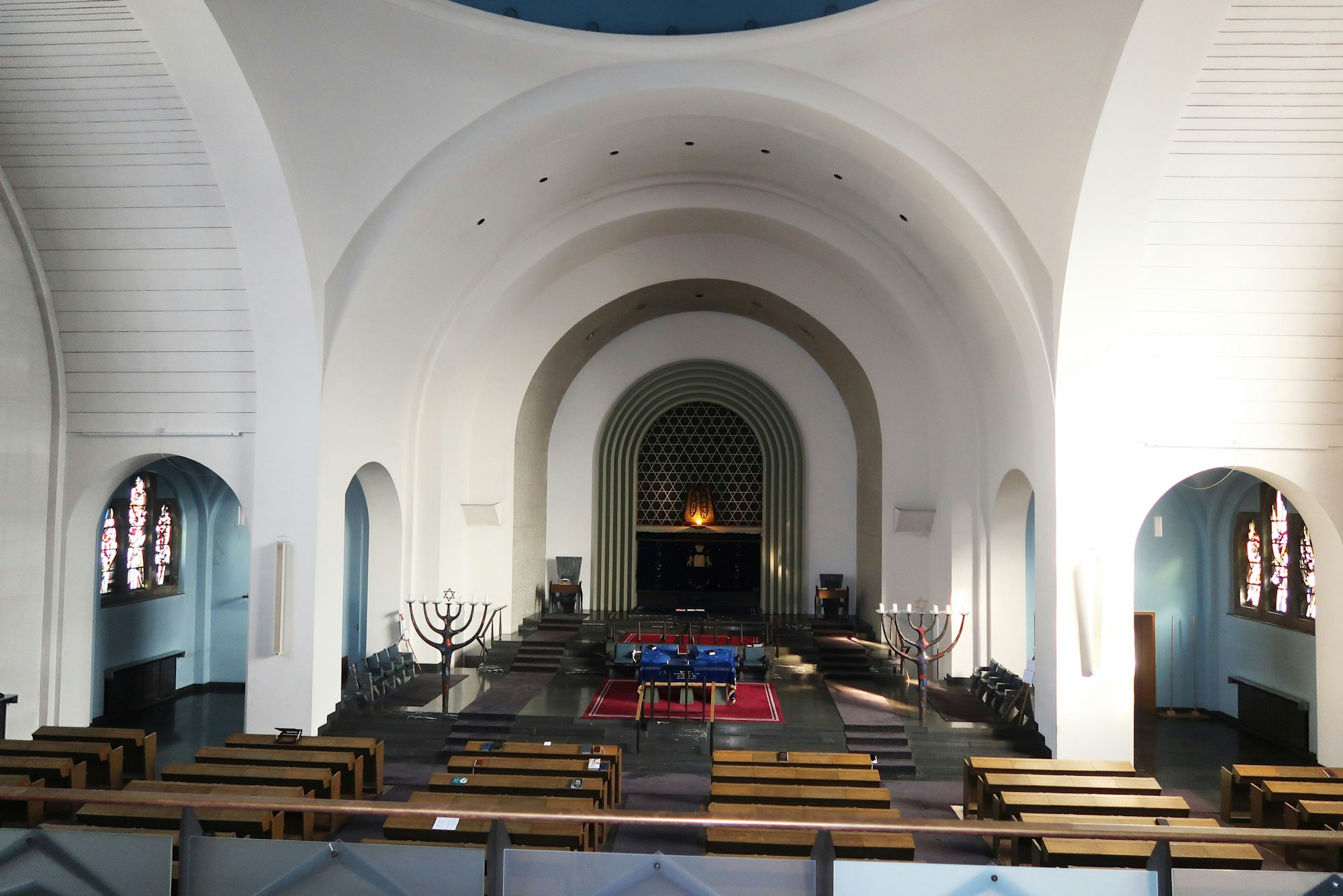 Innenansicht des Gebetssaals der Synagoge Roonstraße heute.