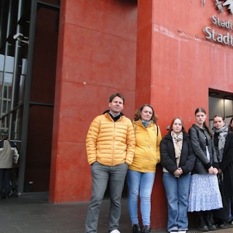 Die Pflegschaftsvorsitzenden Philipp Meise und Melanie von Vegesack (links) sowie SChulleiter Niels Menge (ganz rechts) hatten die SV-Vertreter bei der Übergabe begleitet.