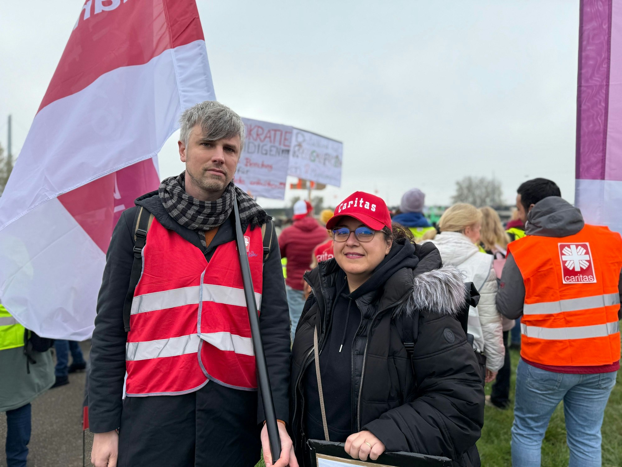 Zwan Karim (rechts), Leiterin der Perspektivberatung für Geflüchtete und Tim Westerholt, Leiter Integration der Caritas Köln.