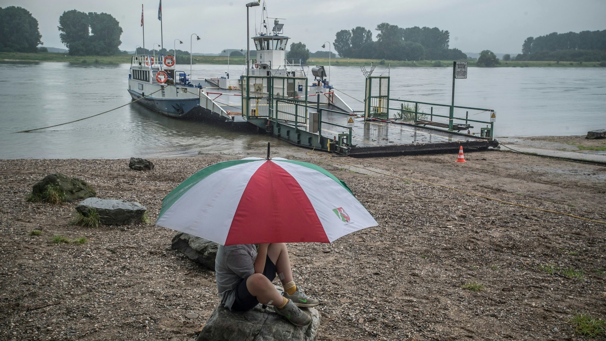 Die Fähre St. Michael hat in Hitdorf angelegt. Foto: Ralf Krieger