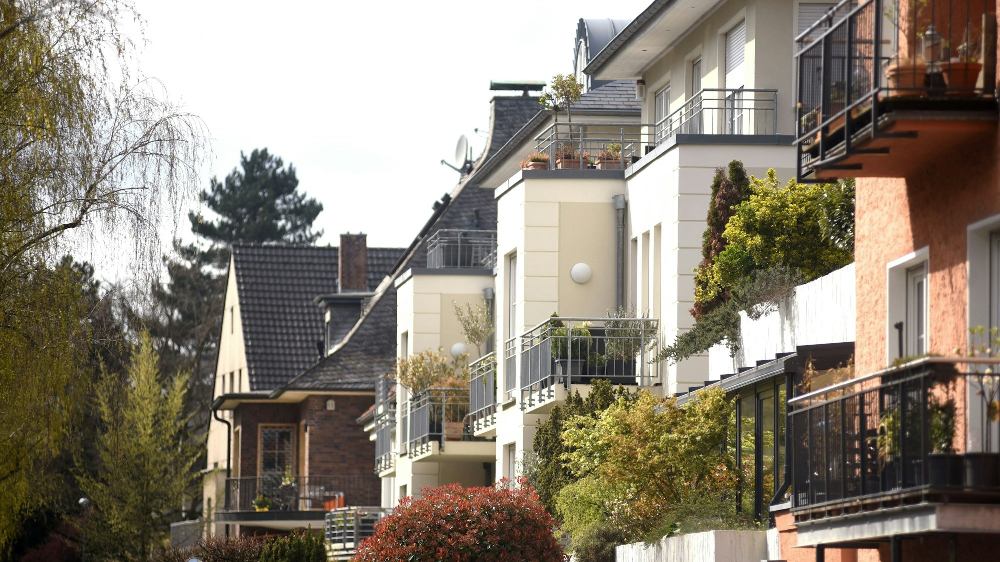 Köln: Wohnhäuser und Wohnungen mit Balkonen in Lindenthal am Stadtwald.