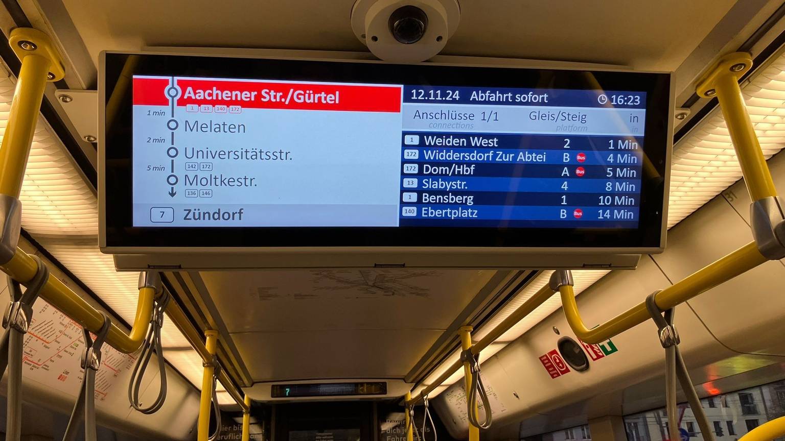 Ein Monitor hängt in der Linie 7 der KVB und zeigt Anschlüsse an der Haltestelle Aachener Str./Gürtel an.