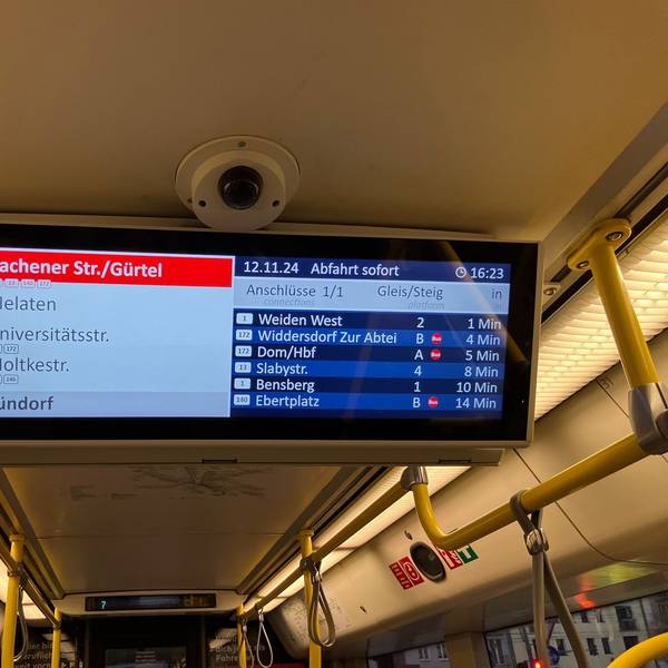 Ein Monitor hängt in der Linie 7 der KVB und zeigt Anschlüsse an der Haltestelle Aachener Str./Gürtel an.