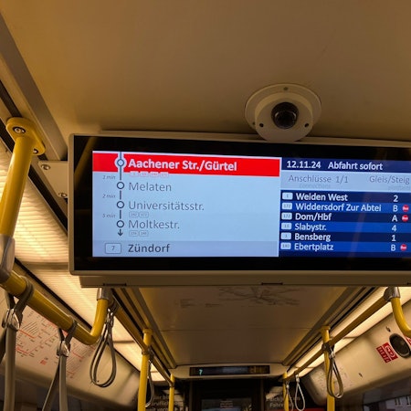 Ein Monitor hängt in der Linie 7 der KVB und zeigt Anschlüsse an der Haltestelle Aachener Str./Gürtel an.