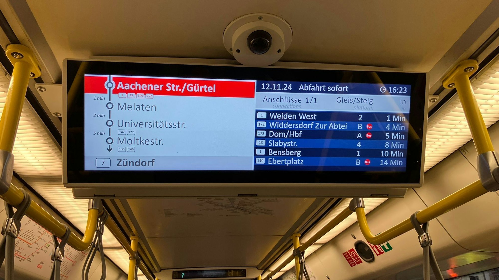 Ein Monitor hängt in der Linie 7 der KVB und zeigt Anschlüsse an der Haltestelle Aachener Str./Gürtel an.