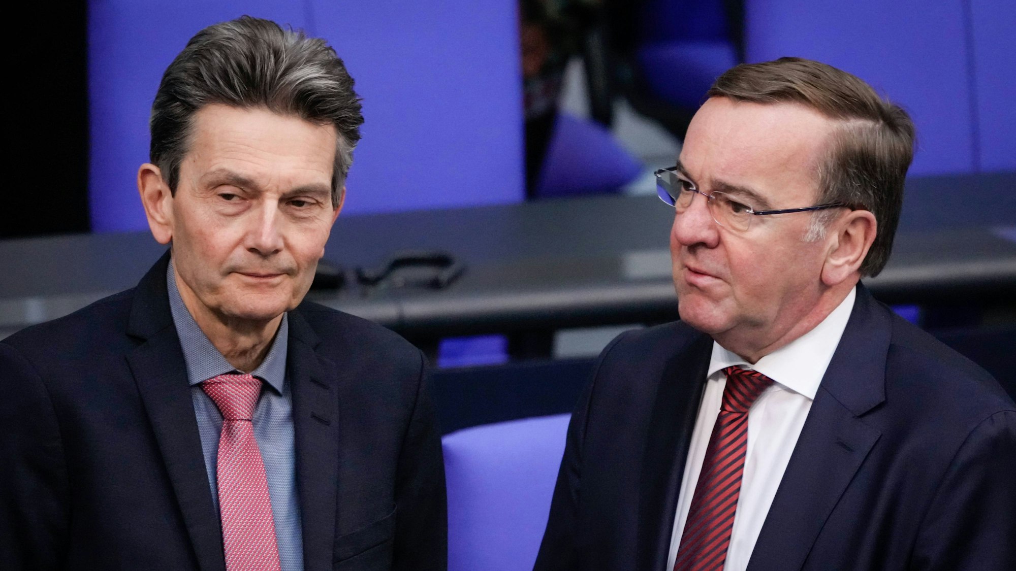 Trotz Bedenken bei Parteikollegen setzen SPD-Fraktionschef Rolf Mützenich (l.) und Verteidigungsminister Boris Pistorius auf Olaf Scholz als Kanzlerkandidat. (Archivbild)