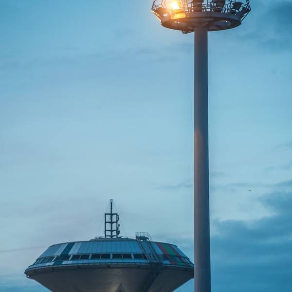 Lichtmast und Wasserturm