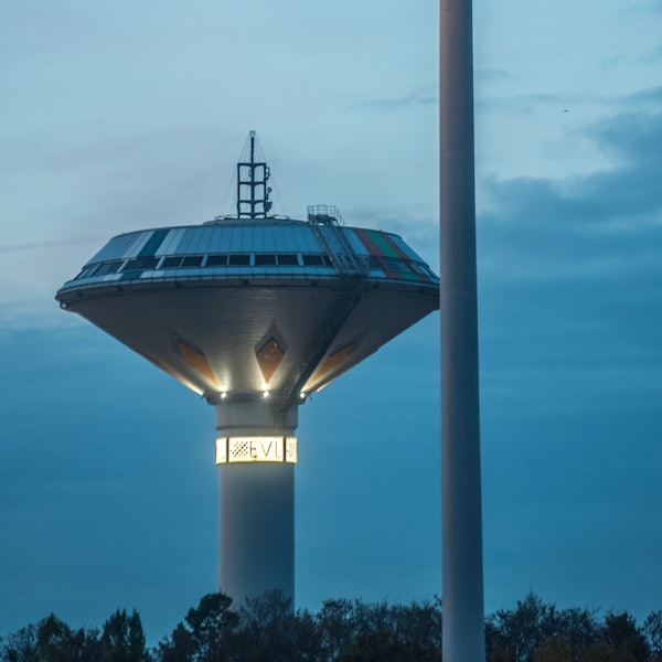 Lichtmast und Wasserturm