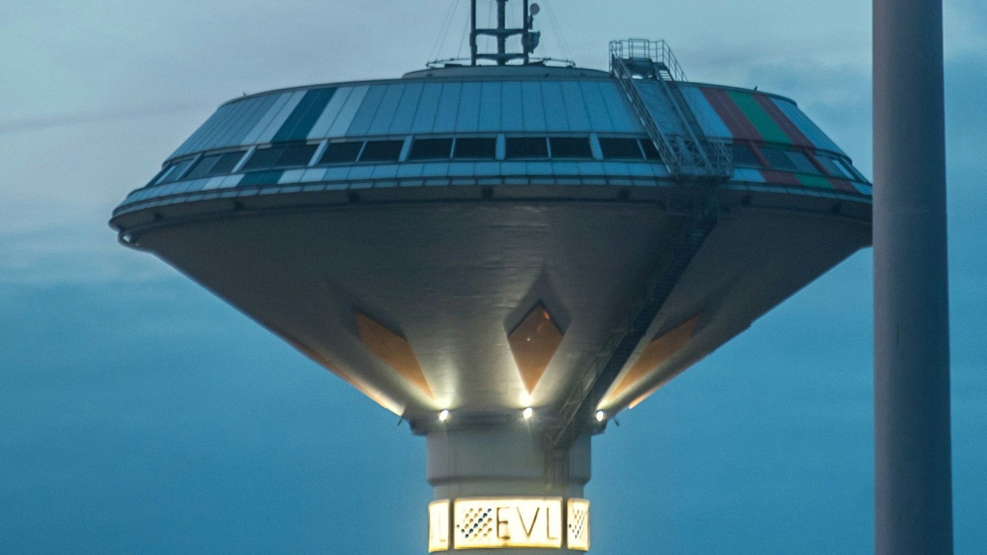 Lichtmast und Wasserturm