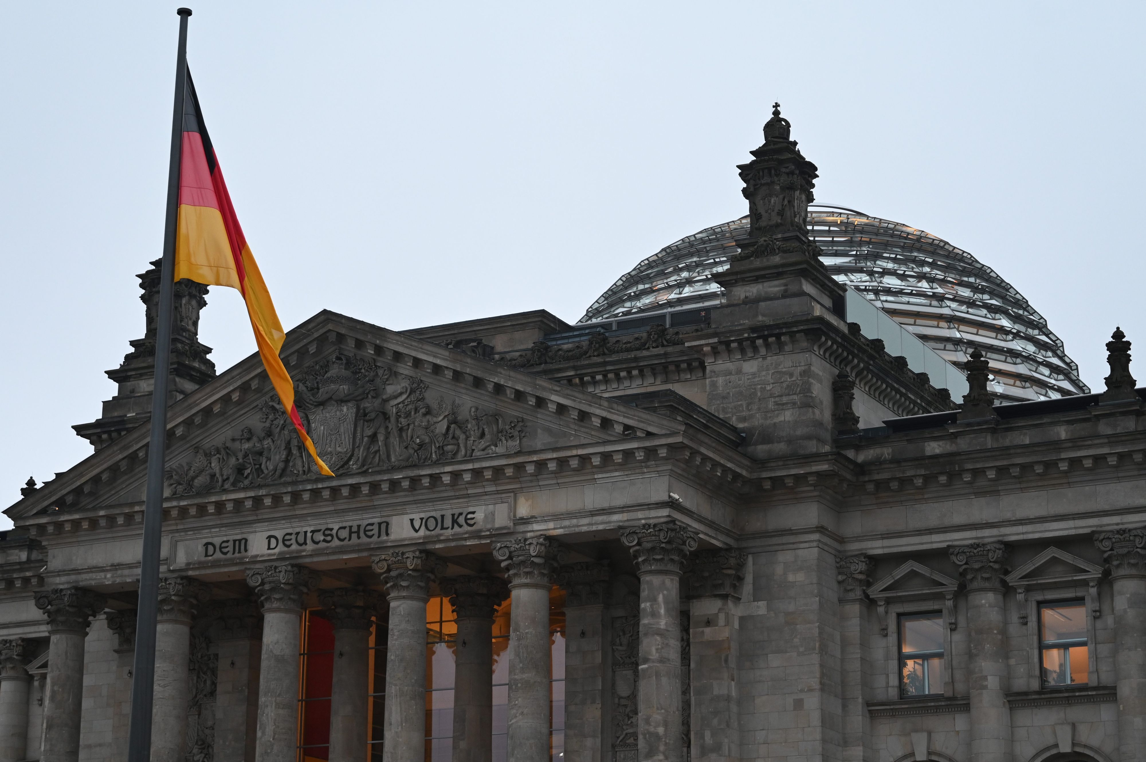 Regierung und Koalition einigten sich in Berlin auf einen Termin für die Neuwahlen. Doch die Bürger bewerten die Chancen der Kanzlerkandidaten sehr unterschiedlich. (Symbolbild)